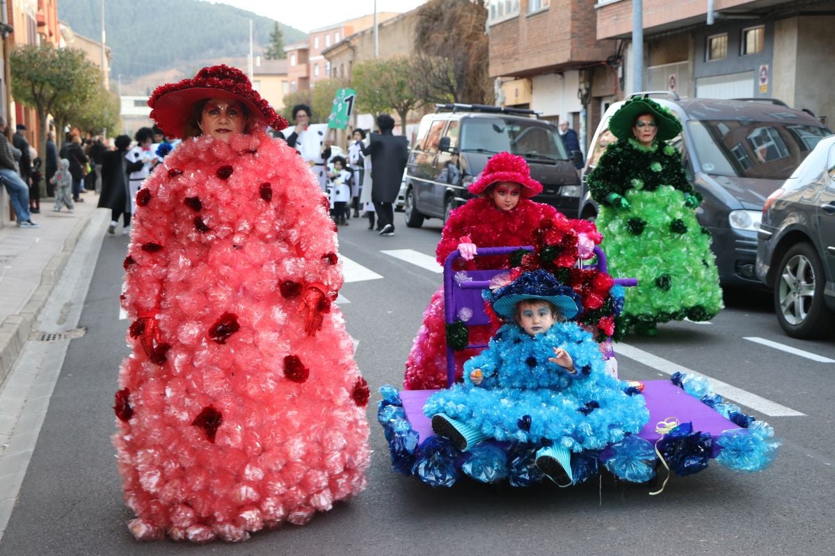 Los vecinos de La Robla han salido este domingo a la calle para llenarla de música, color y diversión en un desfile de Carnaval de record.