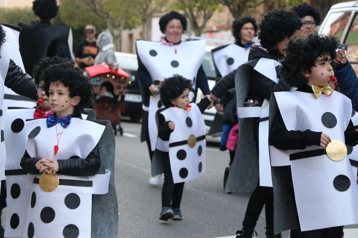 Los vecinos de La Robla han salido este domingo a la calle para llenarla de música, color y diversión en un desfile de Carnaval de record.