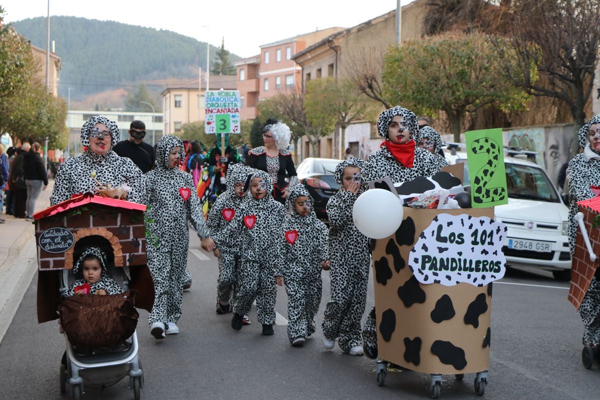 Los vecinos de La Robla han salido este domingo a la calle para llenarla de música, color y diversión en un desfile de Carnaval de record.