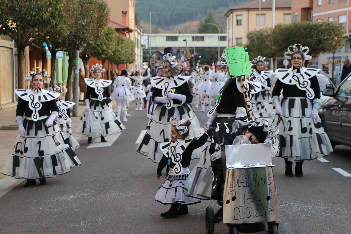 Los vecinos de La Robla han salido este domingo a la calle para llenarla de música, color y diversión en un desfile de Carnaval de record.