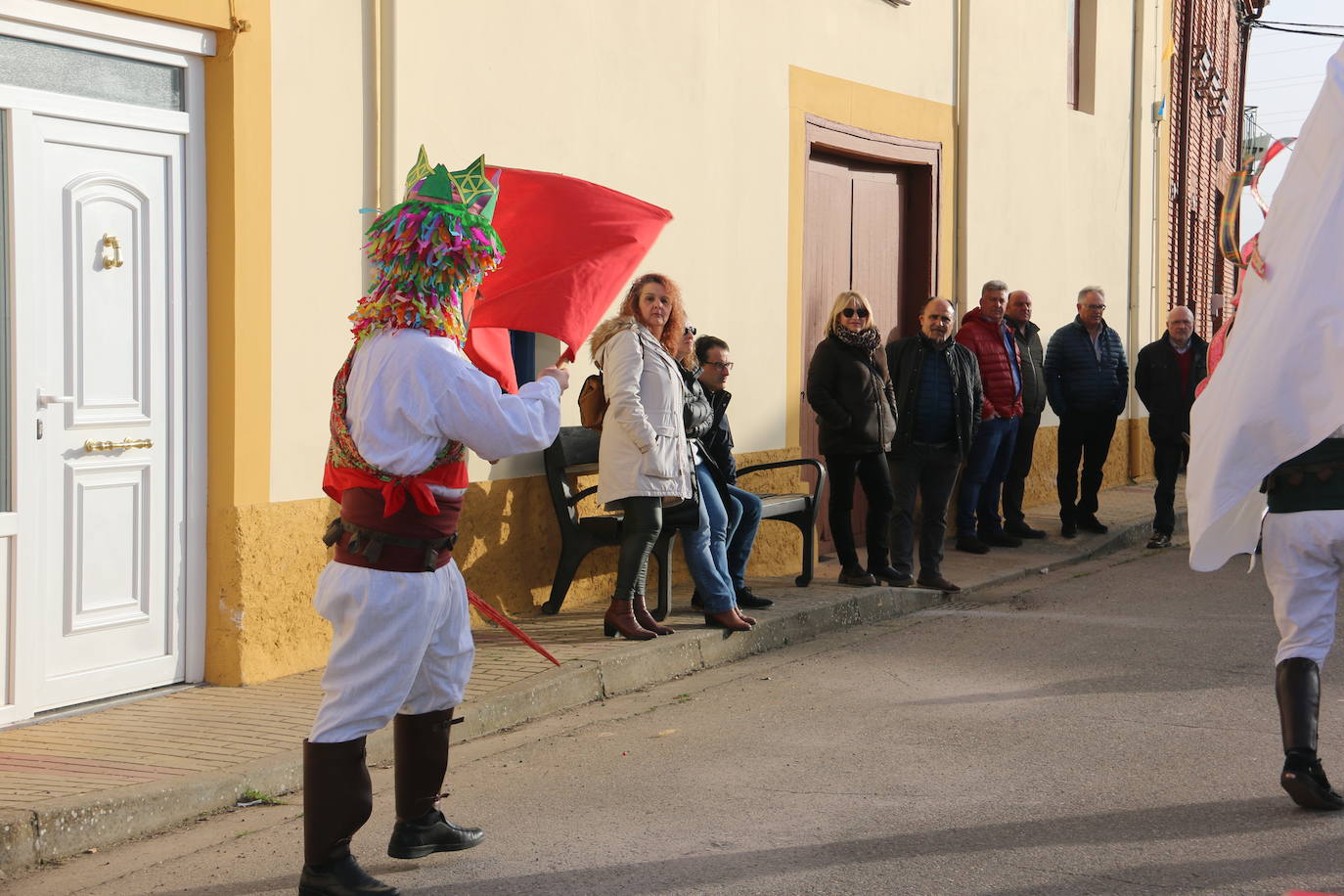 Toros y toreros varean a todos los que se acercan al antruejo de Alcoba