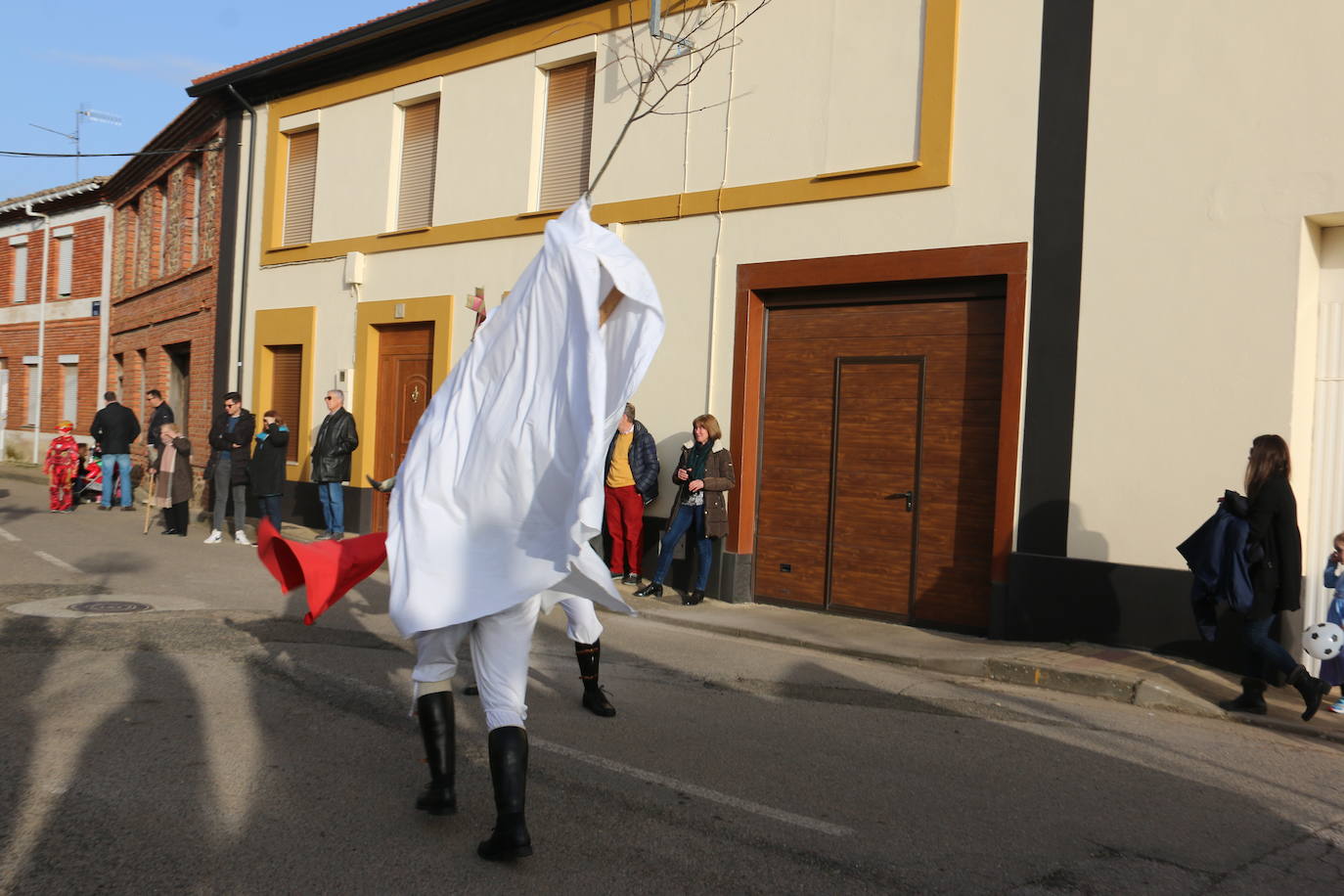 Toros y toreros varean a todos los que se acercan al antruejo de Alcoba