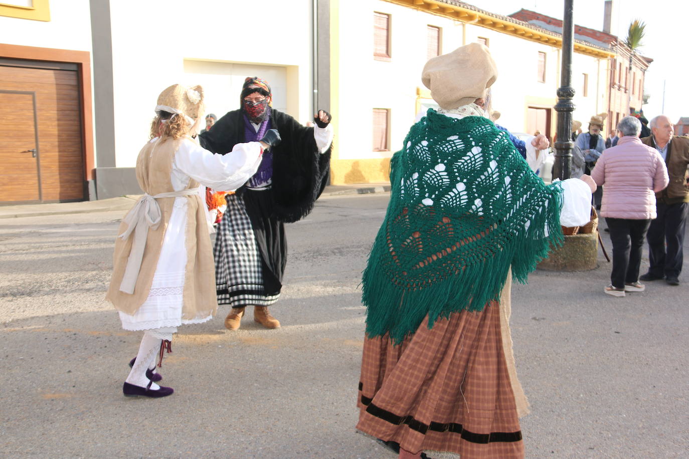 Toros y toreros varean a todos los que se acercan al antruejo de Alcoba