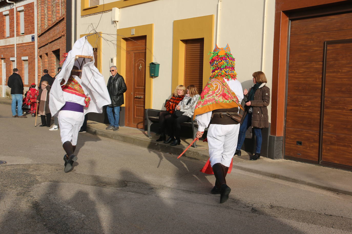 Toros y toreros varean a todos los que se acercan al antruejo de Alcoba