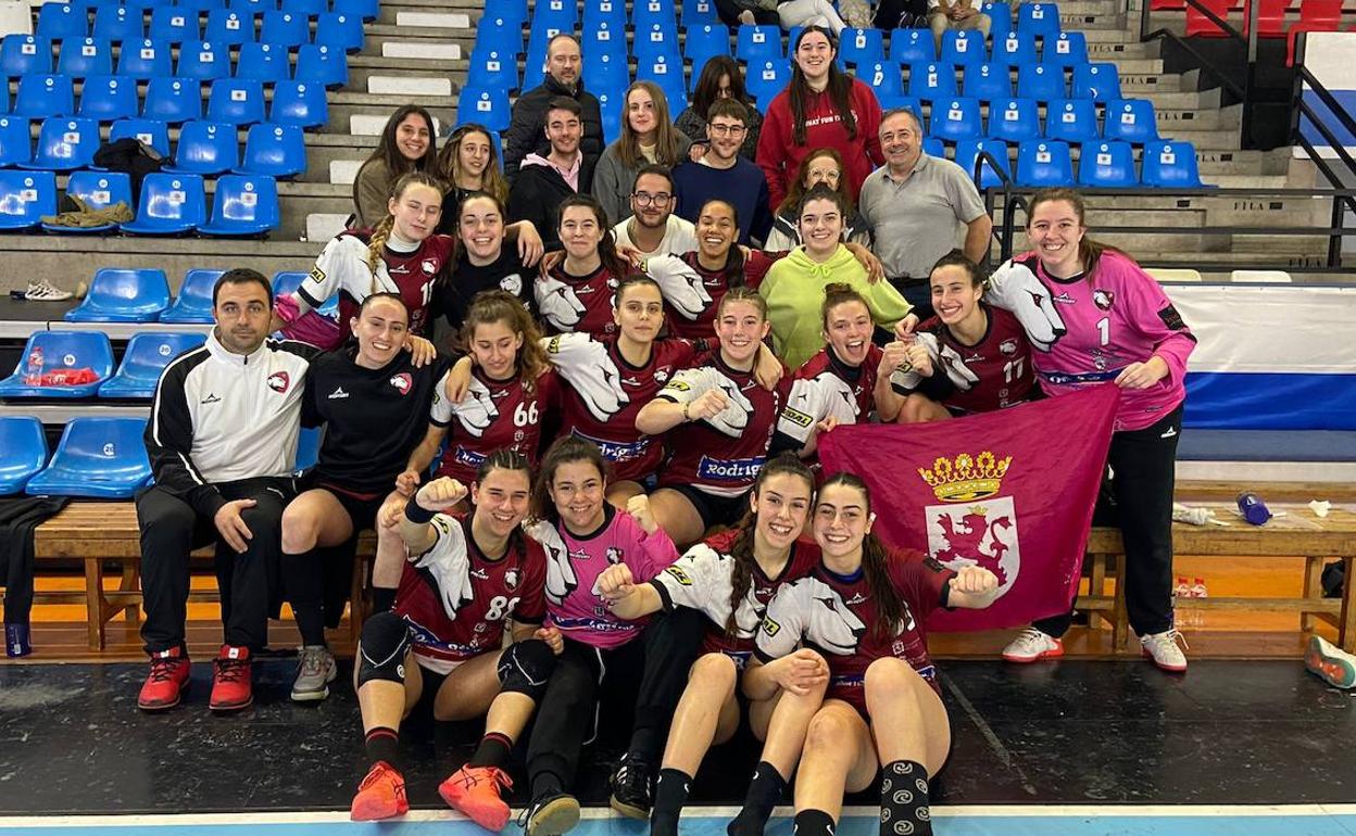 Las jugadoras del Cleba celebran la victoria junto a la afición trasladada. 