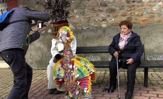 Fieles a su cita, una treintena de guirrios, esos seres mitad humano mitad mitológico, han 'tomado' en la tarde de este domingo las calles de Llamas de la Ribera.