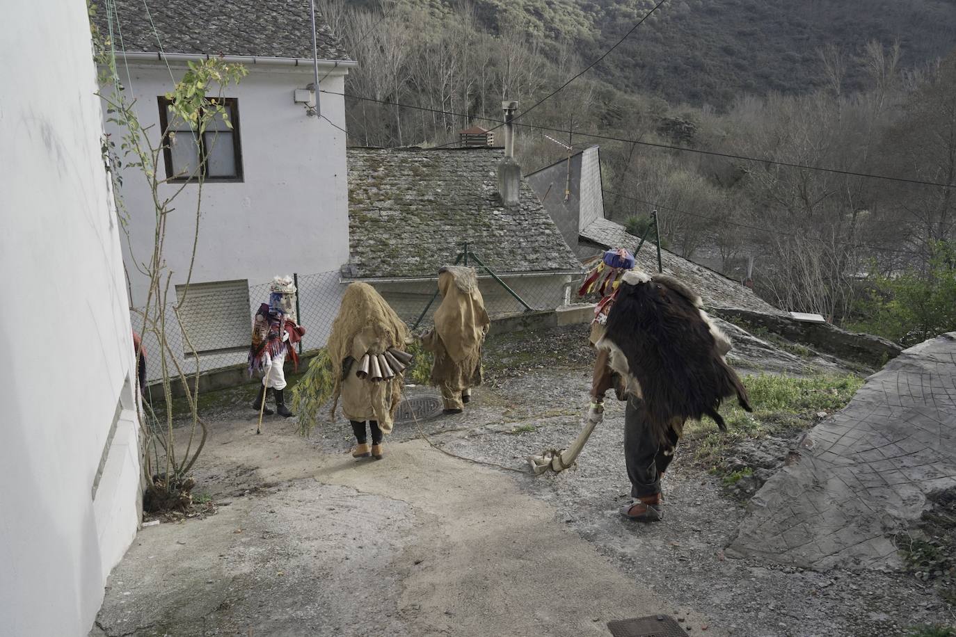 Los protagonistas, una veintena, portaron las tradicionales máscaras hechas con cráneos de animales, así como otros ropajes y elementos de la naturaleza.