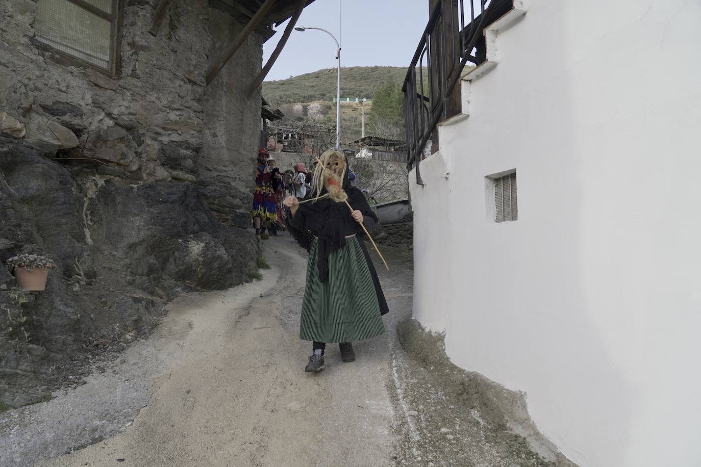 Los protagonistas, una veintena, portaron las tradicionales máscaras hechas con cráneos de animales, así como otros ropajes y elementos de la naturaleza.