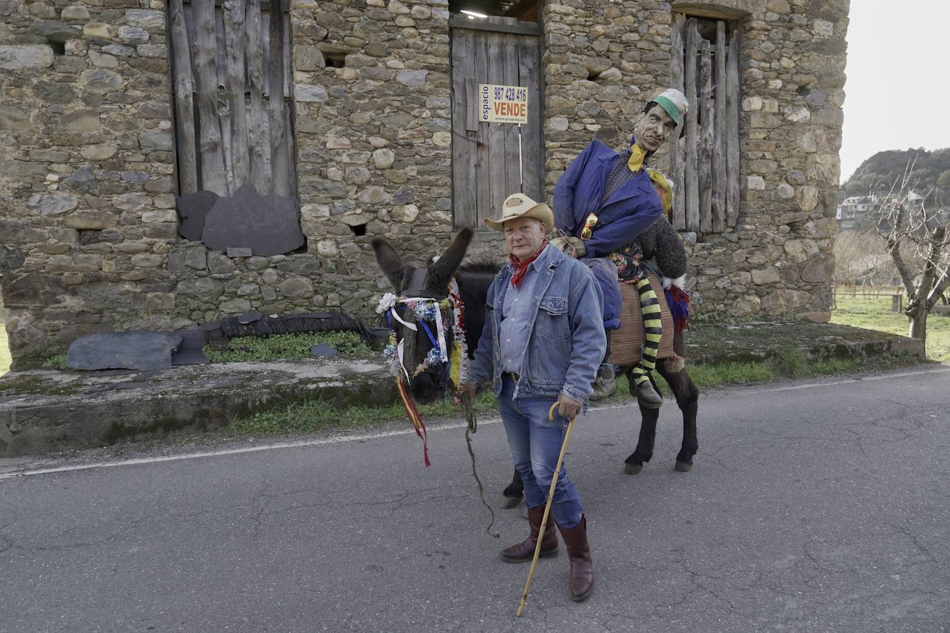 Los protagonistas, una veintena, portaron las tradicionales máscaras hechas con cráneos de animales, así como otros ropajes y elementos de la naturaleza.