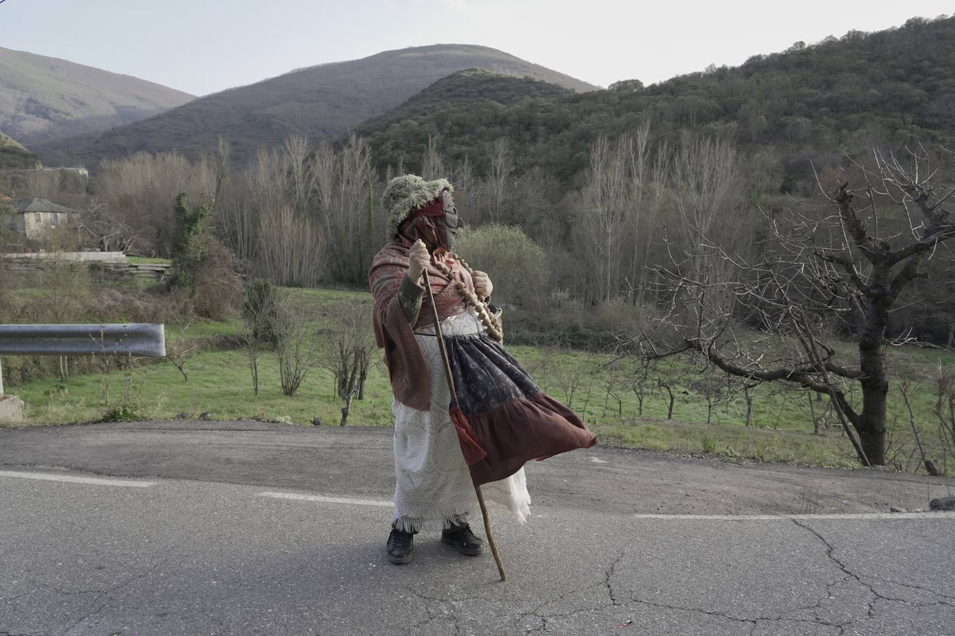 Los protagonistas, una veintena, portaron las tradicionales máscaras hechas con cráneos de animales, así como otros ropajes y elementos de la naturaleza.