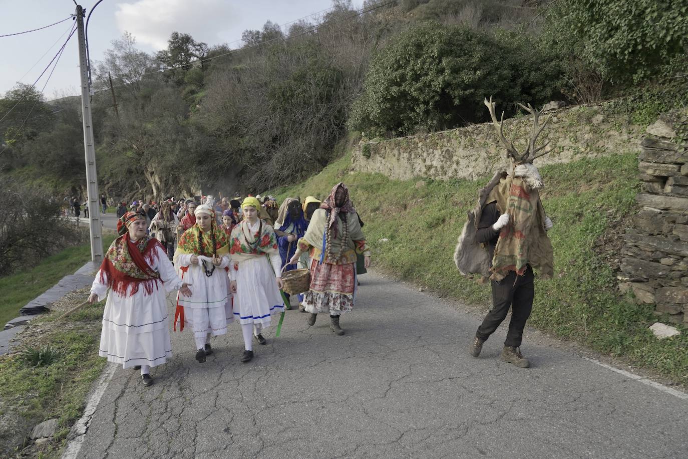 Los protagonistas, una veintena, portaron las tradicionales máscaras hechas con cráneos de animales, así como otros ropajes y elementos de la naturaleza.