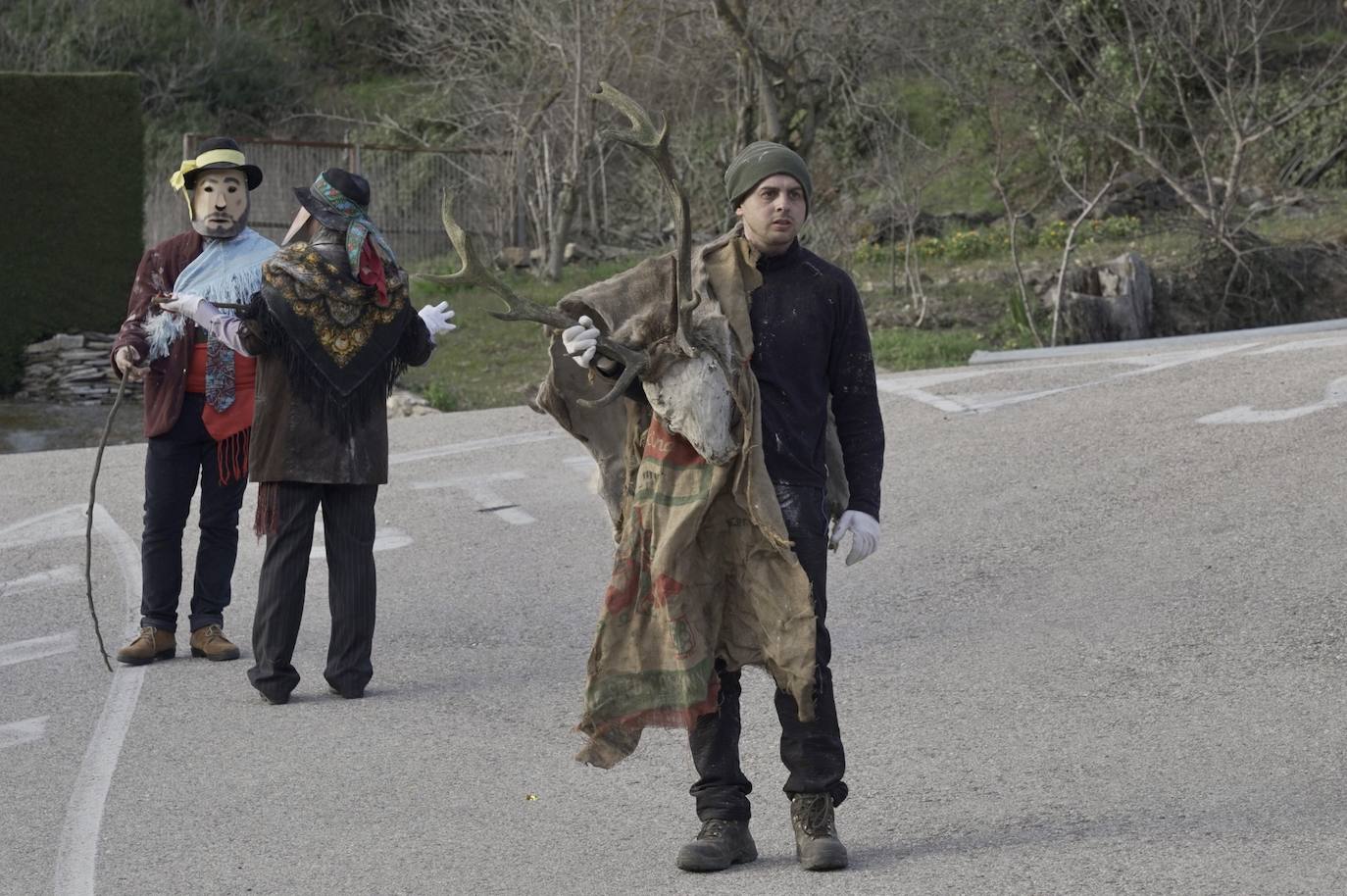 Los protagonistas, una veintena, portaron las tradicionales máscaras hechas con cráneos de animales, así como otros ropajes y elementos de la naturaleza.