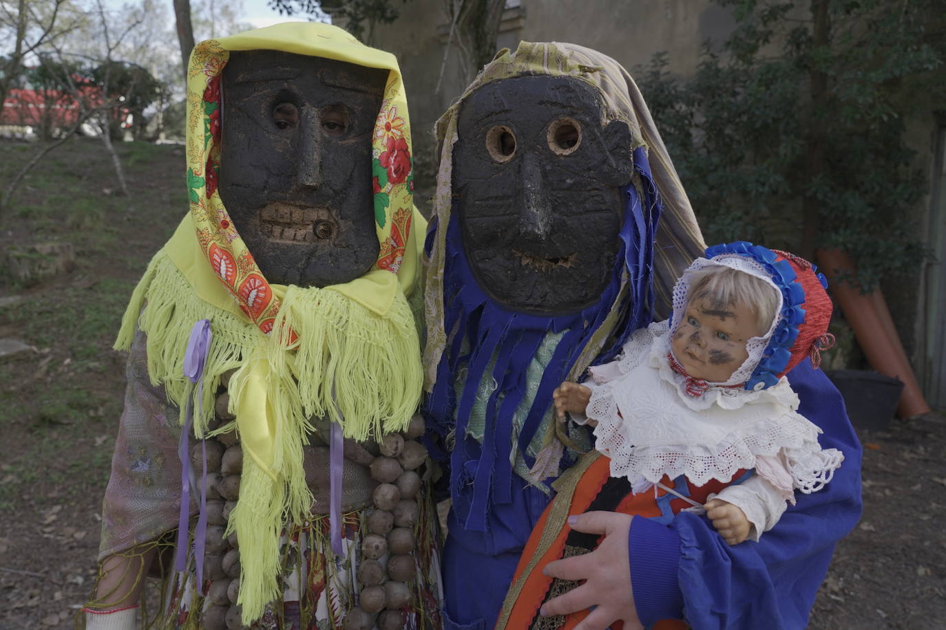 Los protagonistas, una veintena, portaron las tradicionales máscaras hechas con cráneos de animales, así como otros ropajes y elementos de la naturaleza.