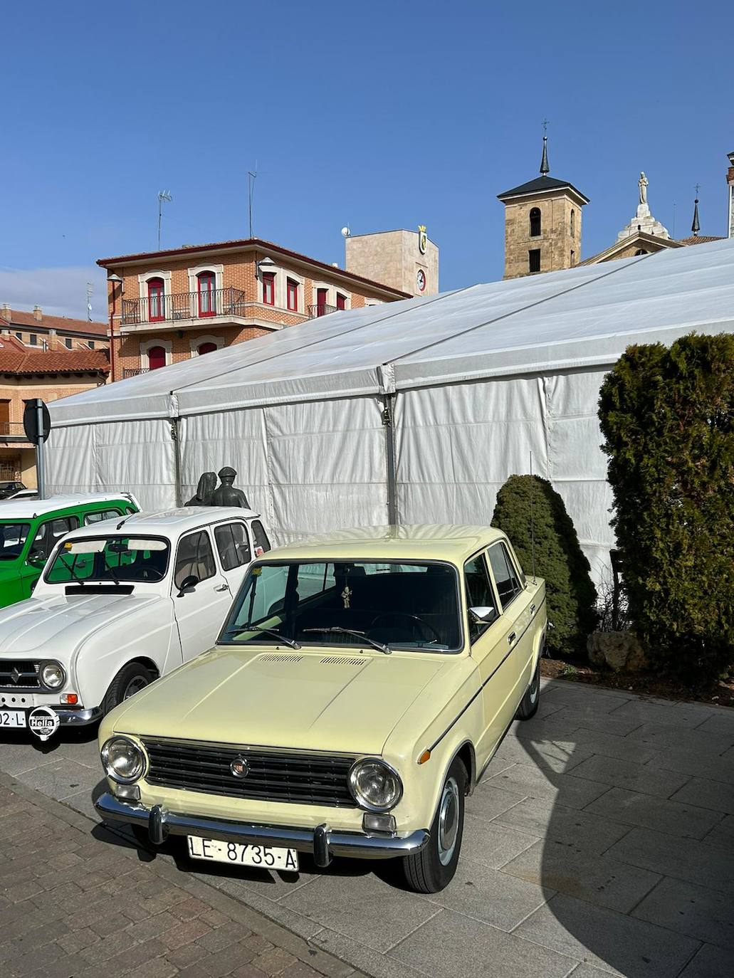 La 102ª Feria de Febrero ha tocado a su fin en una soleada mañana de domingo con miles de personas circulando por las calles de Valencia de Don Juan..