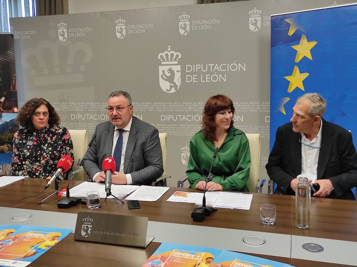 Susana Folla, diputada de Deportes; Eduardo Morán, presidente de la Diputación; Juana Escudero, responsable de Deportes de la Femp; y Vicente Canuria, concejal de Deportes en el Ayuntamiento de León.