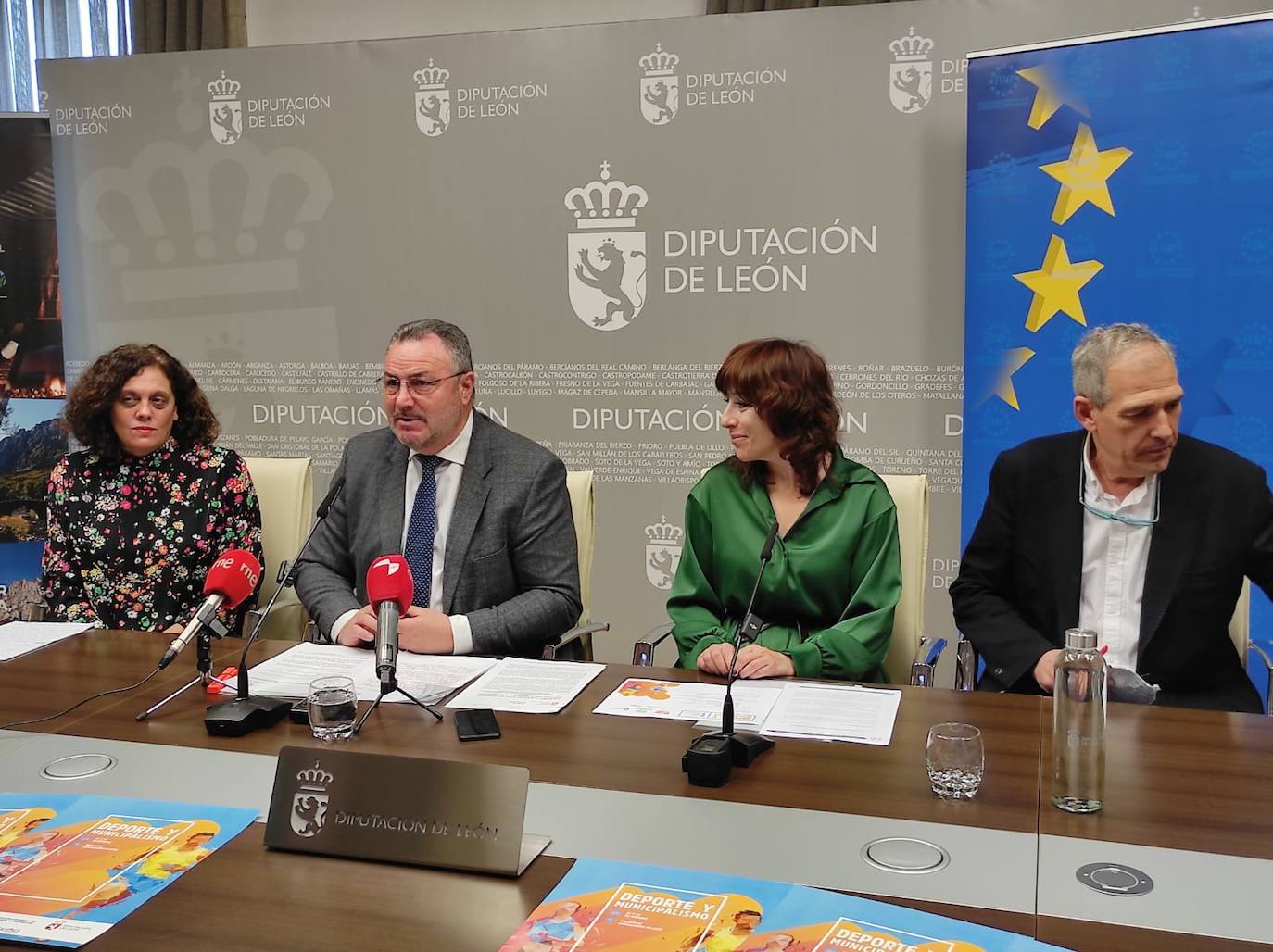 Susana Folla, diputada de Deportes; Eduardo Morán, presidente de la Diputación; Juana Escudero, responsable de Deportes de la Femp; y Vicente Canuria, concejal de Deportes en el Ayuntamiento de León.