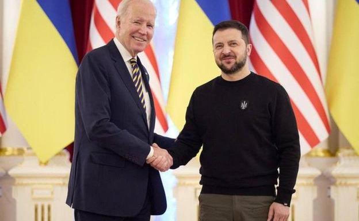 Biden y Zelenski, esta mañana en Kiev.