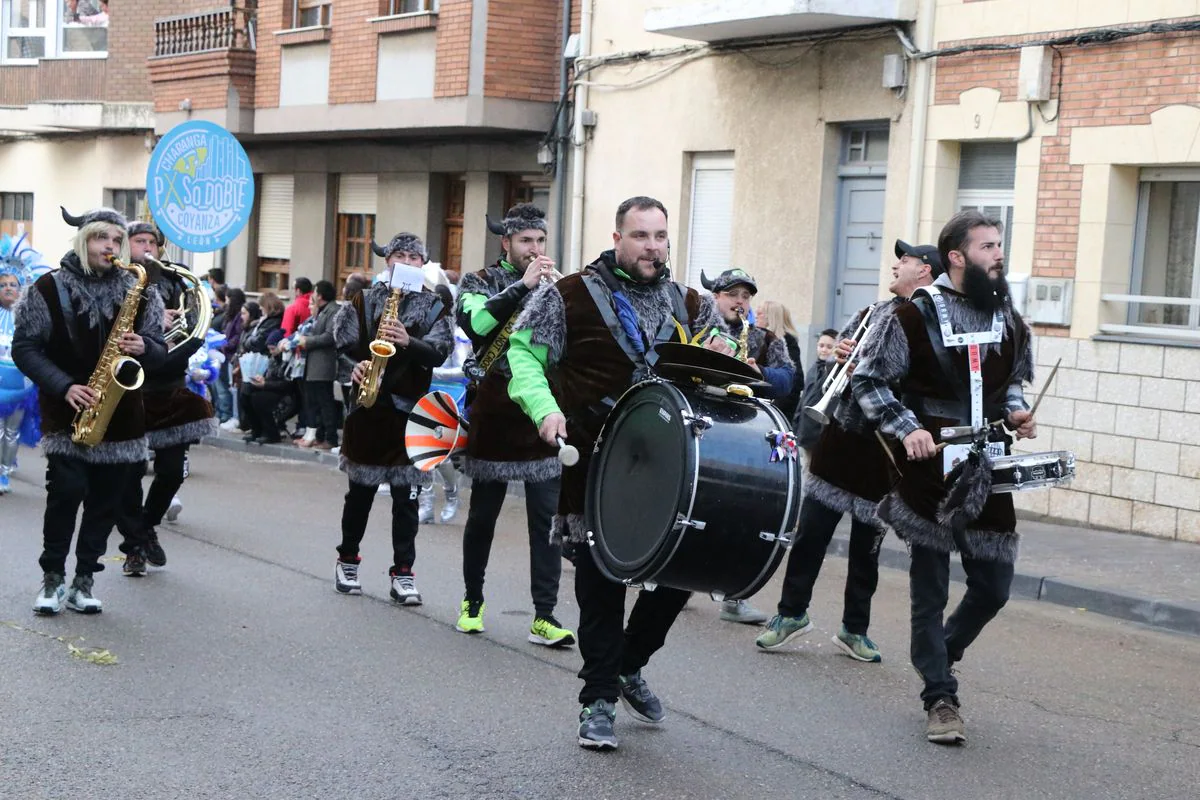 La Bañeza despide el Carnaval con su tradicional desfile que ha congregado a cientos de personas en torno a los disfraces más originales de la provincia.