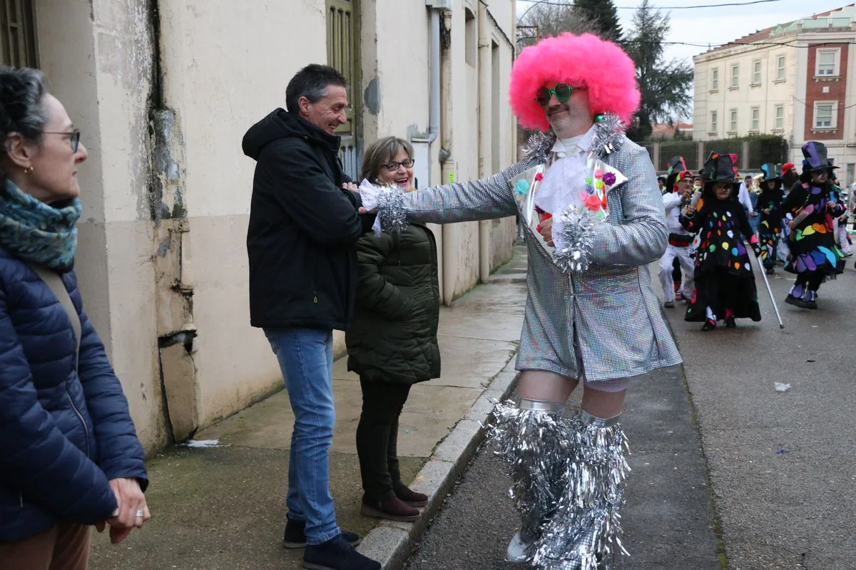 La Bañeza despide el Carnaval con su tradicional desfile que ha congregado a cientos de personas en torno a los disfraces más originales de la provincia.