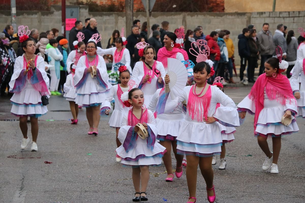 La Bañeza despide el Carnaval con su tradicional desfile que ha congregado a cientos de personas en torno a los disfraces más originales de la provincia.