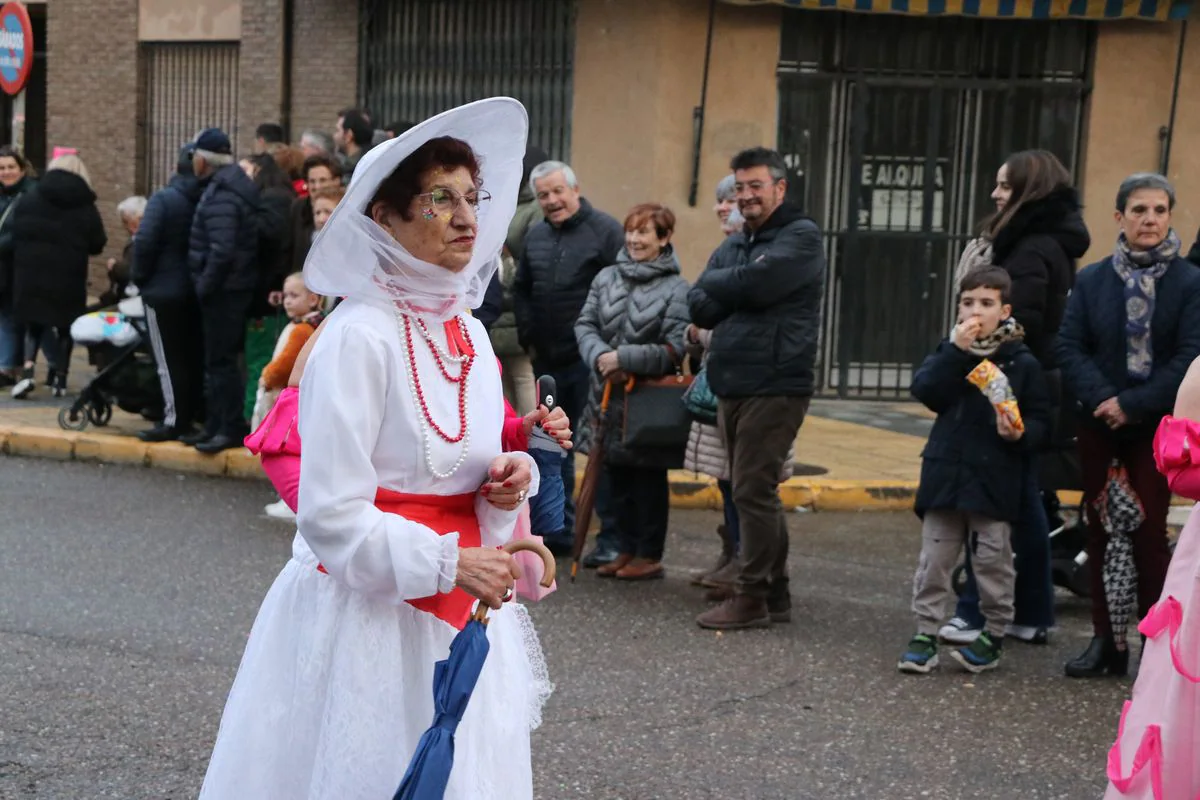 La Bañeza despide el Carnaval con su tradicional desfile que ha congregado a cientos de personas en torno a los disfraces más originales de la provincia.