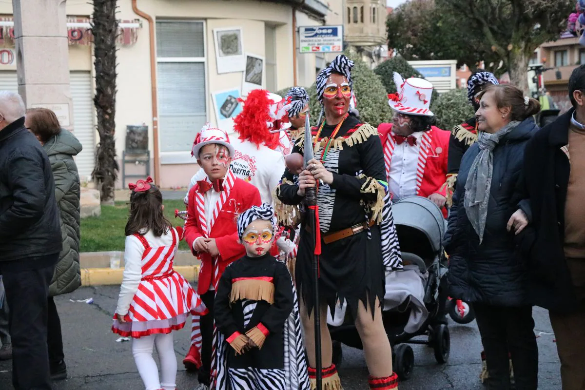 La Bañeza despide el Carnaval con su tradicional desfile que ha congregado a cientos de personas en torno a los disfraces más originales de la provincia.