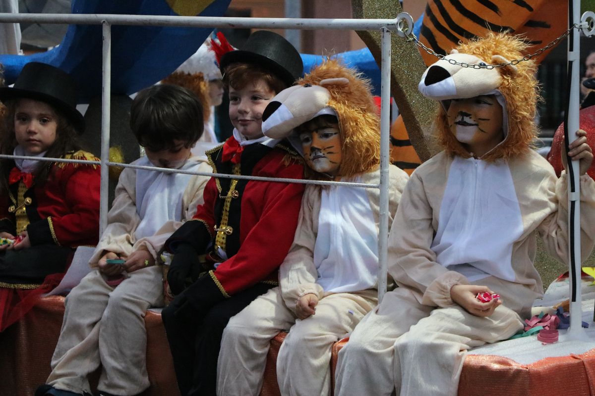 La Bañeza despide el Carnaval con su tradicional desfile que ha congregado a cientos de personas en torno a los disfraces más originales de la provincia.