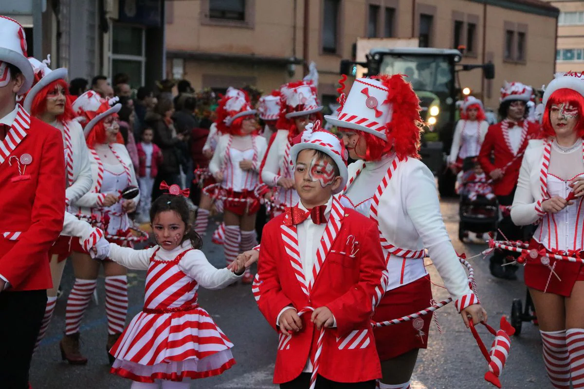 La Bañeza despide el Carnaval con su tradicional desfile que ha congregado a cientos de personas en torno a los disfraces más originales de la provincia.