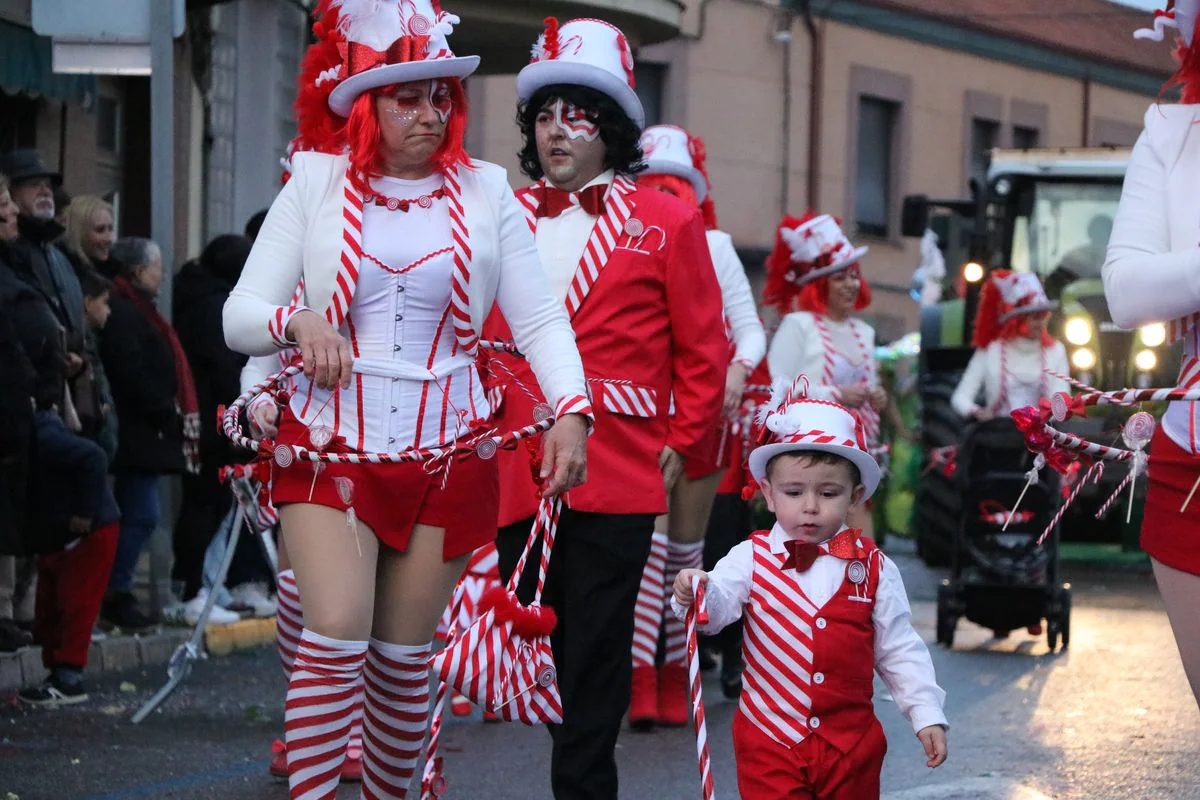 La Bañeza despide el Carnaval con su tradicional desfile que ha congregado a cientos de personas en torno a los disfraces más originales de la provincia.