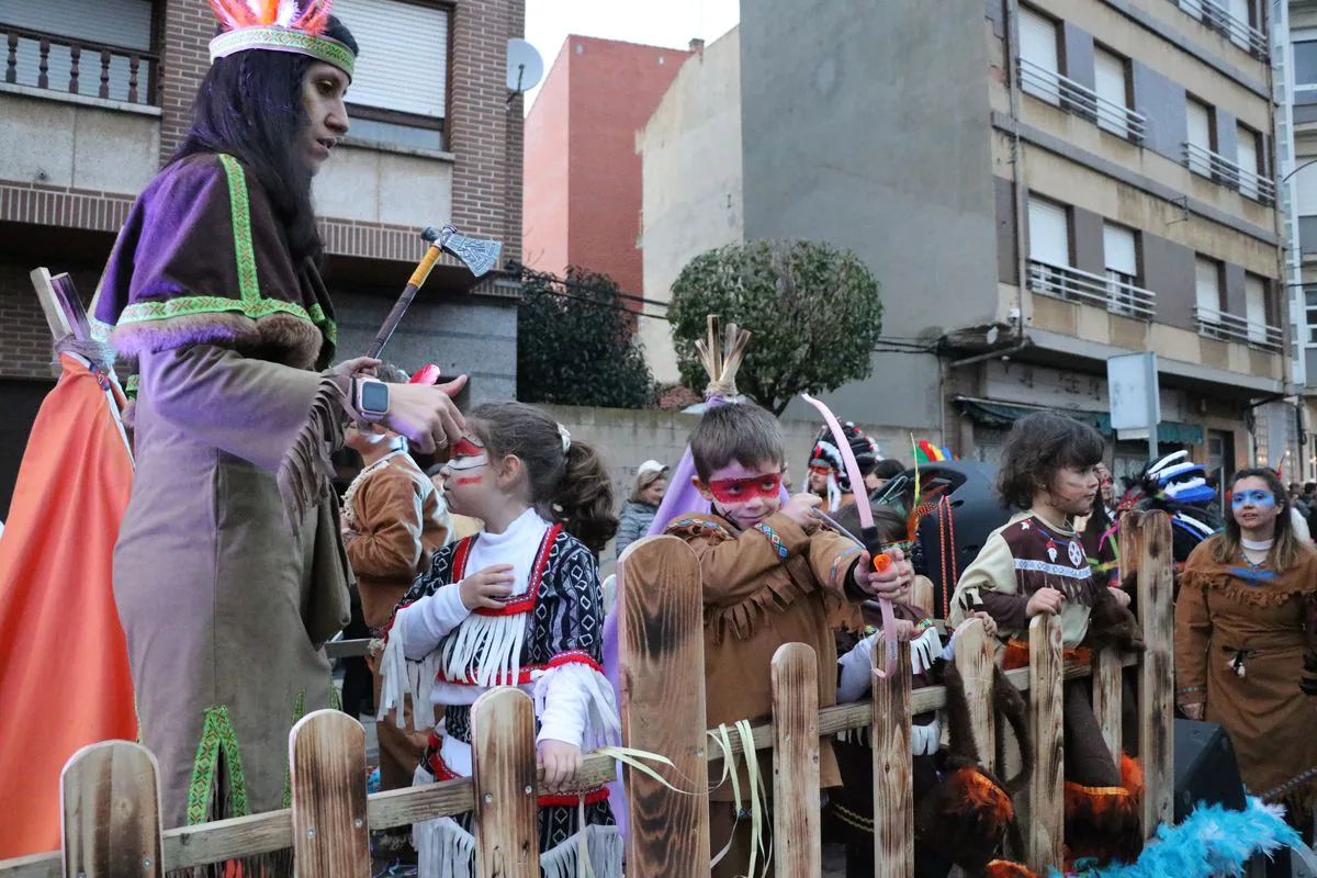 La Bañeza despide el Carnaval con su tradicional desfile que ha congregado a cientos de personas en torno a los disfraces más originales de la provincia.