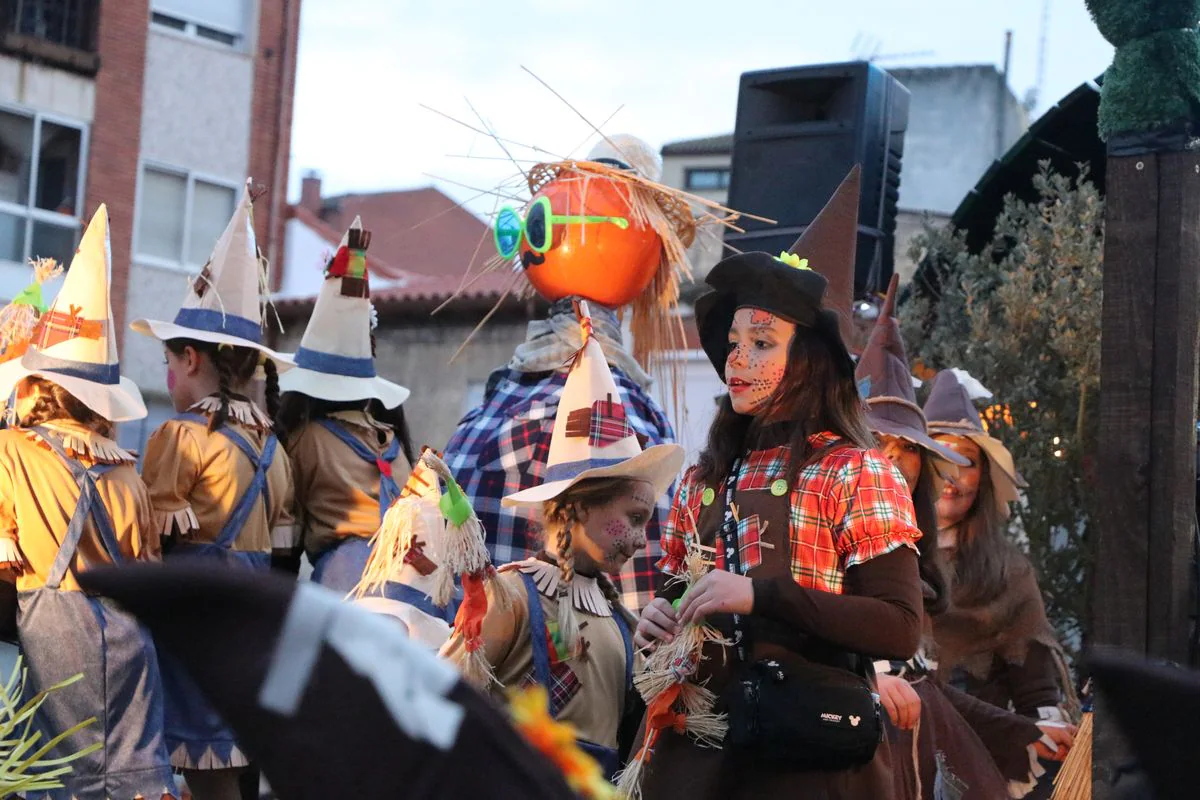 La Bañeza despide el Carnaval con su tradicional desfile que ha congregado a cientos de personas en torno a los disfraces más originales de la provincia.