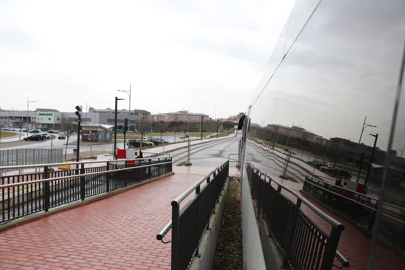 Los trenes de Feve que en su diseño inicial son incapaces de pasar por los túneles de las vías de ancho métrico en Asturias y Cantabria por normativa de seguridad (la actual obliga a una mayor distancia del gálibo) son solo la punta del iceberg en los escándalos que afectan a la compañía Feve. En realidad ese no es el primer error de envergadura que acompaña a Feve, que tiene en León uno de sus problemas más graves y de mayor calado a nivel estructural.