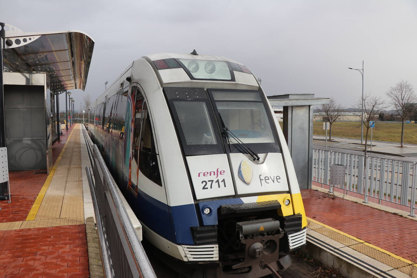 Los trenes de Feve que en su diseño inicial son incapaces de pasar por los túneles de las vías de ancho métrico en Asturias y Cantabria por normativa de seguridad (la actual obliga a una mayor distancia del gálibo) son solo la punta del iceberg en los escándalos que afectan a la compañía Feve. En realidad ese no es el primer error de envergadura que acompaña a Feve, que tiene en León uno de sus problemas más graves y de mayor calado a nivel estructural.