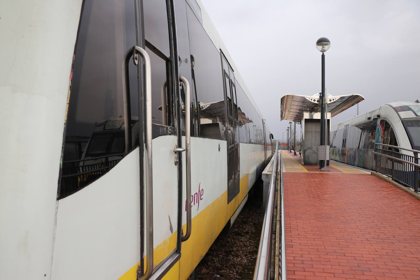 Los trenes de Feve que en su diseño inicial son incapaces de pasar por los túneles de las vías de ancho métrico en Asturias y Cantabria por normativa de seguridad (la actual obliga a una mayor distancia del gálibo) son solo la punta del iceberg en los escándalos que afectan a la compañía Feve. En realidad ese no es el primer error de envergadura que acompaña a Feve, que tiene en León uno de sus problemas más graves y de mayor calado a nivel estructural.