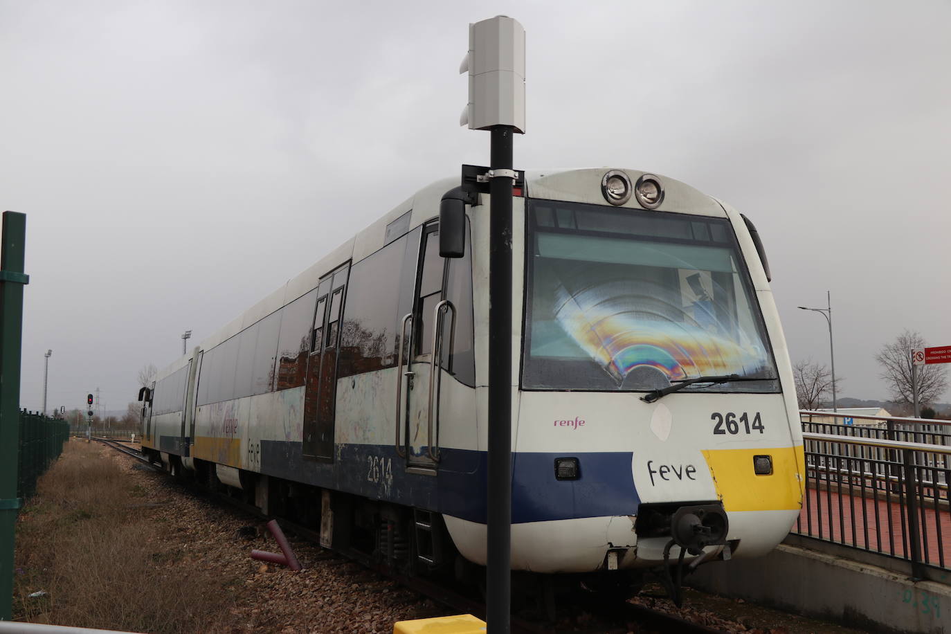 Los trenes de Feve que en su diseño inicial son incapaces de pasar por los túneles de las vías de ancho métrico en Asturias y Cantabria por normativa de seguridad (la actual obliga a una mayor distancia del gálibo) son solo la punta del iceberg en los escándalos que afectan a la compañía Feve. En realidad ese no es el primer error de envergadura que acompaña a Feve, que tiene en León uno de sus problemas más graves y de mayor calado a nivel estructural.