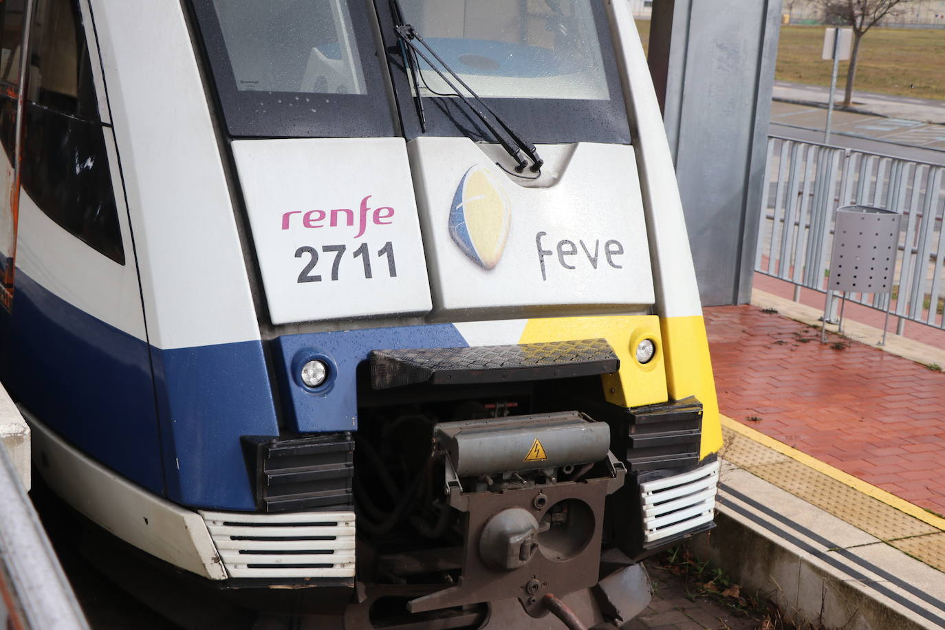 Los trenes de Feve que en su diseño inicial son incapaces de pasar por los túneles de las vías de ancho métrico en Asturias y Cantabria por normativa de seguridad (la actual obliga a una mayor distancia del gálibo) son solo la punta del iceberg en los escándalos que afectan a la compañía Feve. En realidad ese no es el primer error de envergadura que acompaña a Feve, que tiene en León uno de sus problemas más graves y de mayor calado a nivel estructural.