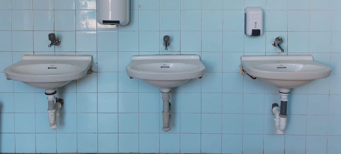 Padres y madres del colegio Teodoro Martínez Gadañón exigen mejoras en el centro educativo. Denuncian que el edificio cumple medio siglo de vida y algunas de aus instalaciones no han sido reformadas desde entonces. 