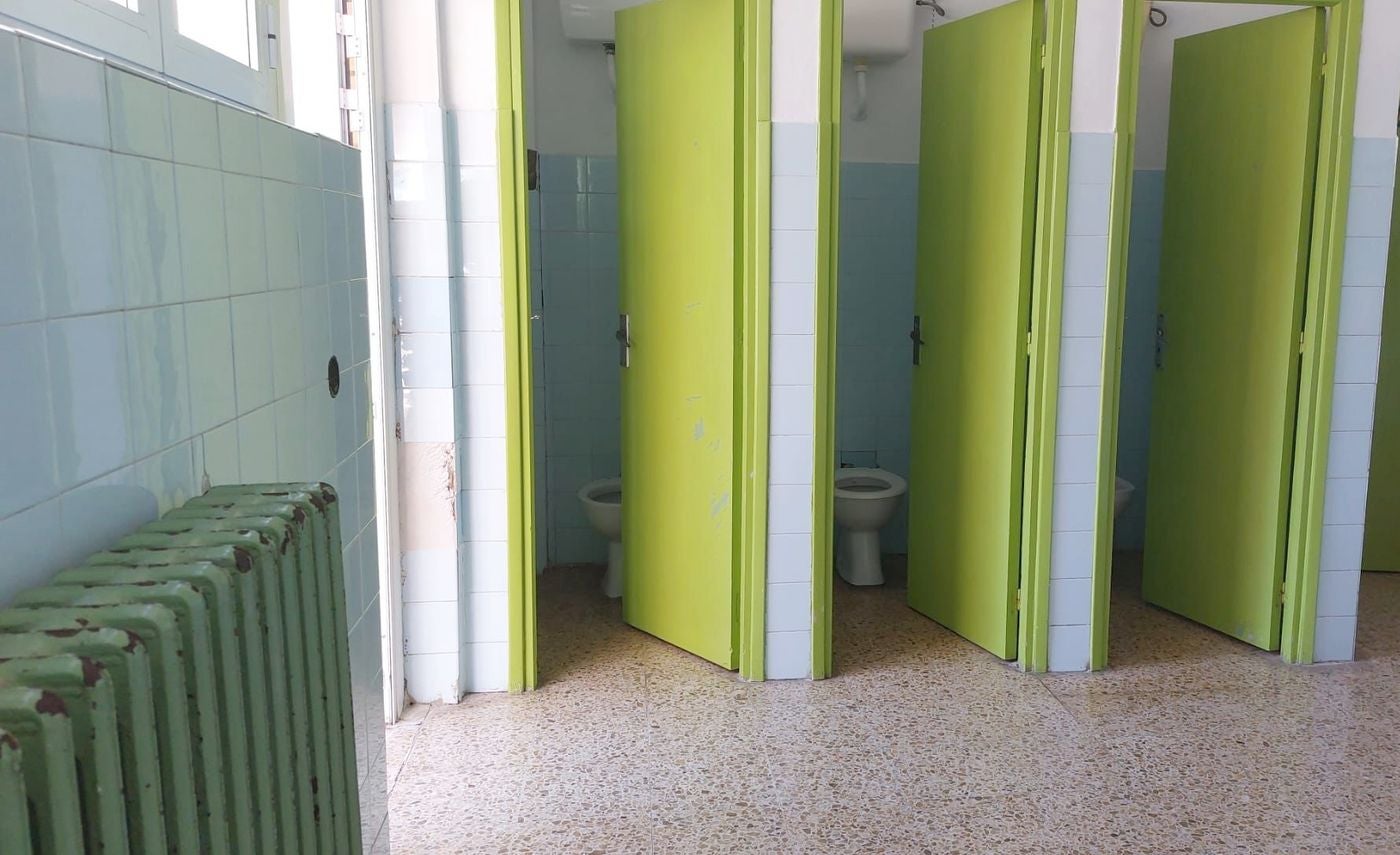 Padres y madres del colegio Teodoro Martínez Gadañón exigen mejoras en el centro educativo. Denuncian que el edificio cumple medio siglo de vida y algunas de aus instalaciones no han sido reformadas desde entonces. 