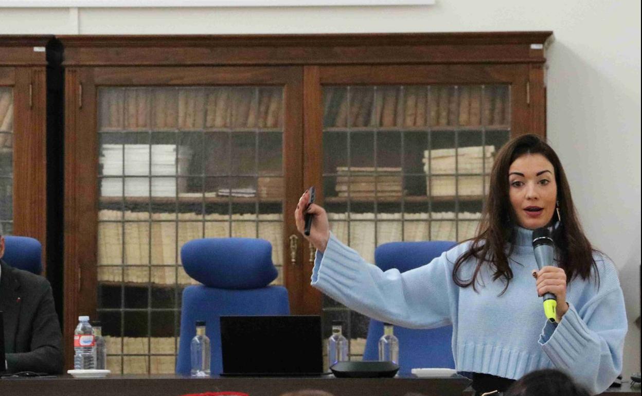 Aroa Costa-Feito, profesora del Departamento de Dirección y Economía de la Empresa, encargada de realizar la exposición de las jornadas de innovación.