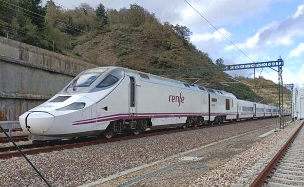 El tren S-730, alquilado por Renfe al Adif, probando la variante de Pajares a la altura de Campomanes.