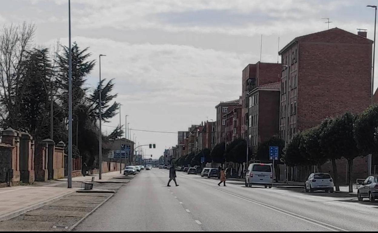 Ciudadanos eclama una solución «fácil y económica» que evite que los viandantes crucen sin seguridad una avenida de doble vía en cada sentido.