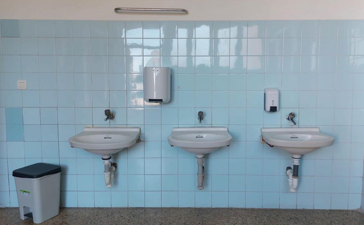 Imagen de la zona de baños del centro, uno de los motivos de queja de los padres y madres de los alumnos. 