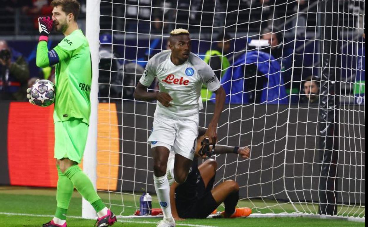 Victor Osimhen festeja su gol al Eintracht.