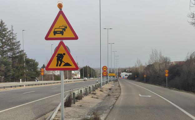 Galería. Imagen de los preparativos para las obras de la nueva glorieta de acceso a la pedanía de Oteruelo. 