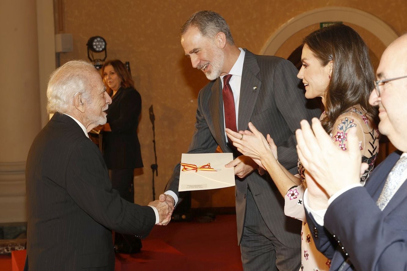 JOsé María Merino, en el momento de recibir su reconocimiento de manos de Felipe VI. 