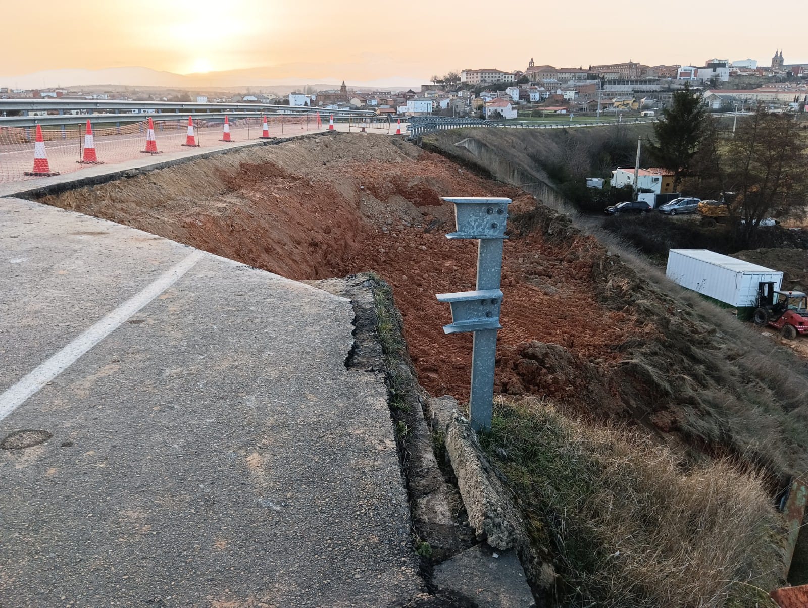 Los trabajos han comenzado con la retirada de parte del asfalto así como movimientos de tierra que se compactará para construir un muro de contención. 