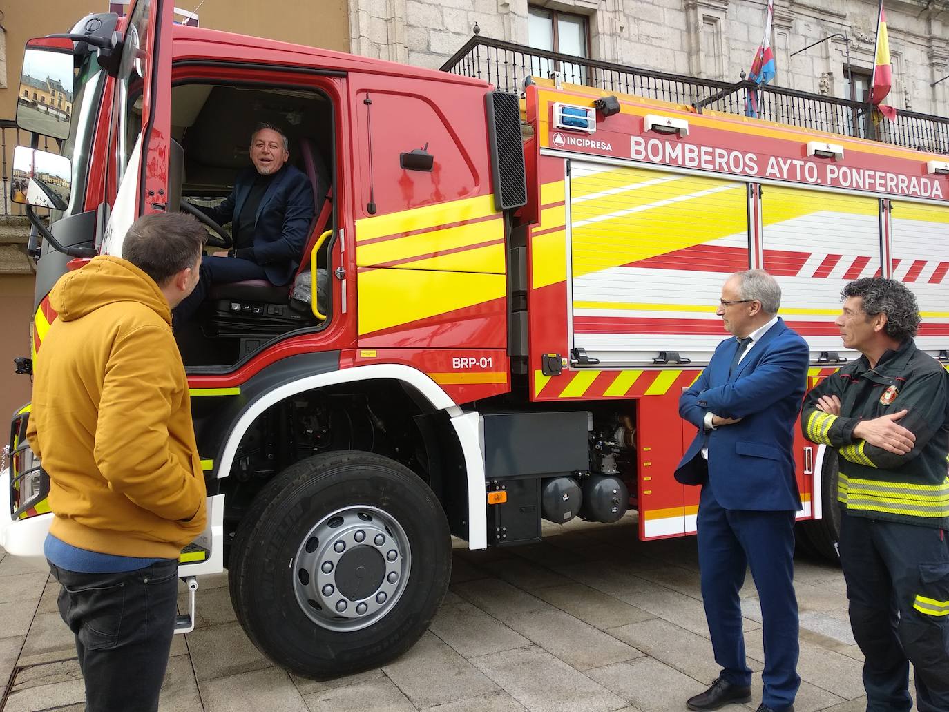 Presentación del nuevo camión de Bomberos de Ponferrada.