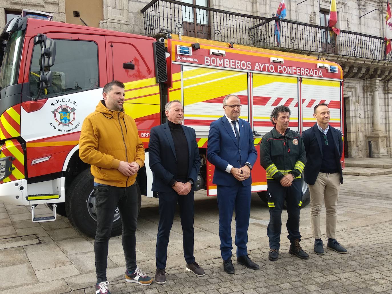 Presentación del nuevo camión de Bomberos de Ponferrada.