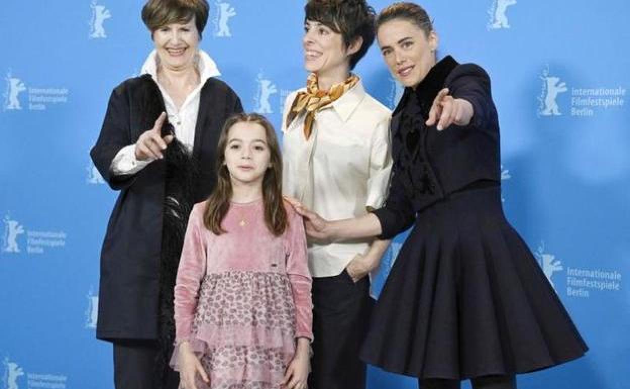 Las actrices Itziar Lazkano, Sofia Otero y Patricia López Arnaiz junto a la directora Estibaliz Urresola esta mañana en la Berlinale.