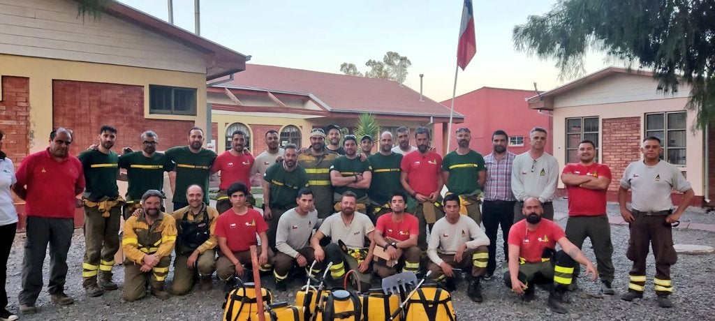 Seis bomberos forestales de la BRIF de Tabuyo partieron hace 12 días para combatir el incendio en Chile. Allí han luchado contra los diferentes focos de un incendio histórico. De regreso a España remarcan la importancia de una experiencia «inolvidable». 